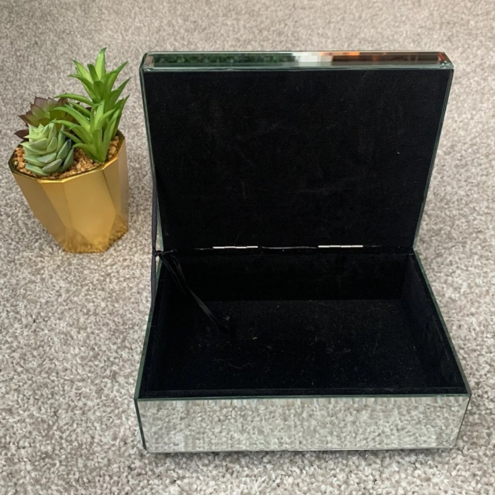 Jewelry box - Picture 2 of 2